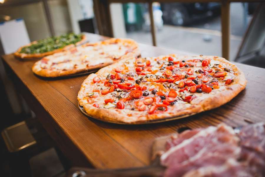 피자 제조 과정을 자동화하는 것이 수익성 있는 비즈니스의 열쇠가 될 수 있습니다.
